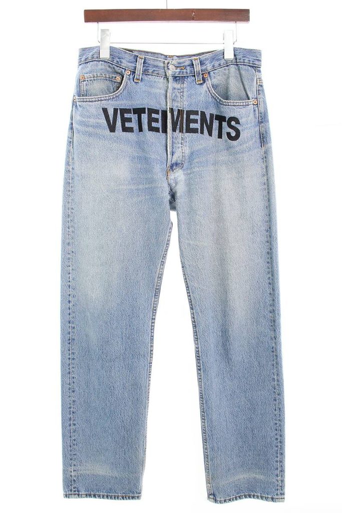 ヴェトモン VETEMENTS MAH18PA18 再構築ロゴ刺繍デニムパンツ